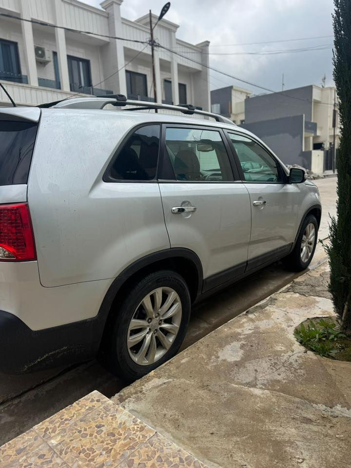 للبيع سياره سورنتو موديل 2011 وارد امريكي فول مواصفات 6 سلندر بدون ضرر  صبغ بوند فقط جرد لون مكينه معمره رواجز فقط سياره ماشيه 137 الف استخدام شخصي سعرها 148 وبيها مجال مكان السياره موصل التعليم العالي ***********
