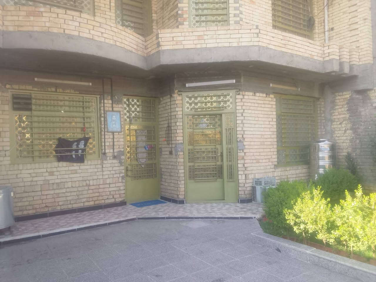 السلام عليكم  بيت مساحة ٢٠٠ متر واجهة ١٠ نزال ٢٠ طابوزراعي ملك صرف سند ٢٥ بحي الفرات بصف بانزين خانة حي نصر بيت قريب على شارع بالمربع الأول ٤ غرف نوم ومطبخ واستقبال وصالة وخدمات وحديقه جبيرة وكراج جبير شارع عرضة ١٢ متر  مامتواجد على فيس للاستفسار ***********
