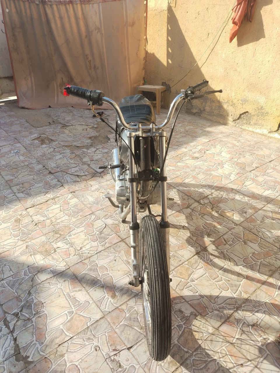 سلام عليكم شباب طبعن دراجه ابيعلك كوم حديد ب 450وبيهه مجال المكان بغداد جسر ديالئ ***********رقمي؟
