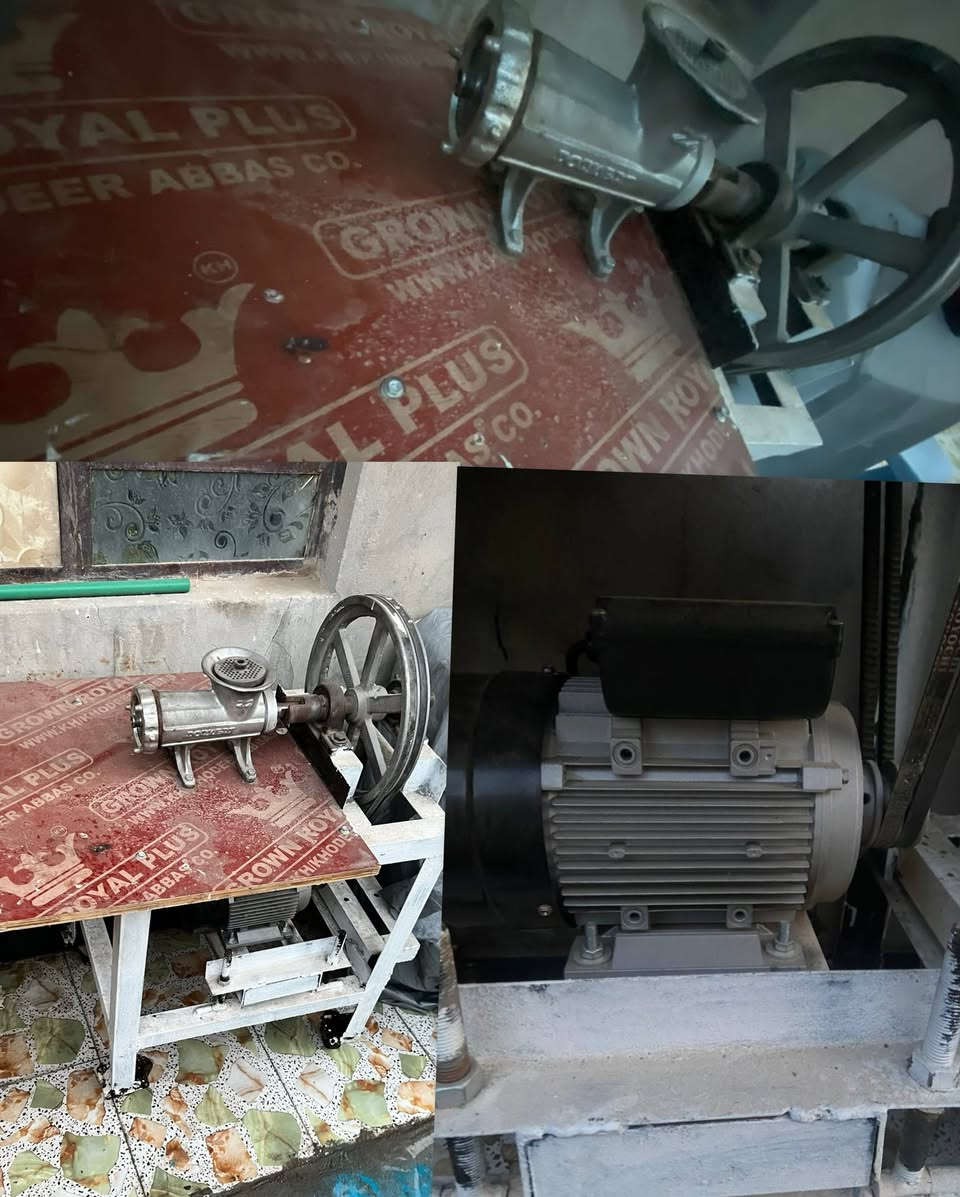 السلام عليكم غراض مطعم للبيع مثالية لأي شخص يحب يبدأ مشروع أكلات سريعة أو مطعم صغير او حتى استخدام بيت :

_ عارضة فلافل جديدة مستخدمها شهر فقط وموضحة بالصورة نظافتها ومساحة خزن سفلية.

_ مثرامة حمص ولحم نوعين بي حجم الثرم نظيفه كلش والماطور بالباكيت فتحته ومامستخدم ابد بس بالفحص 

_ ميز مقبلات طوله متر ونص كزاز  بس اني مغلفه 

_طباخ مميز مستخدم شهر فقط وحديده قوي ٣ انواع مثل ماموضح بالصور وراح يستغل المساحه عدكم

مكاني واسط قضاء الصويرة حي العسكري 

الي يشتري كلهن اله مجال بالسعر 

والمفرد كلمن وسعره وهم نتساهل للاستفسار عن السعر الاتصال على الرقم *********** او المراسله ع الصفحه
