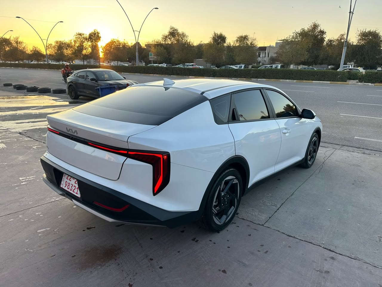 السلام عليكم 
للبيع Kia K4 
الموديل 2025 
مواصفات EX 
بصمه و تشغيل عن بعد 
رادر 360 درجه 
سياقة ذاتيه و تحديد مسار 
ويل 17 
داخل لونين زيتوني و اسود 
السيارة رقم اربيل باسمي تريد وكاله او تحويل 
مكان السيارة بغداد - زيونه 
صور حادثها ضمن الصور 
حادثها بدون ايرباك 
جاملغ خلفي و الصندوق صبغ 
للاستفسار اتصال او واتساب 
***********
