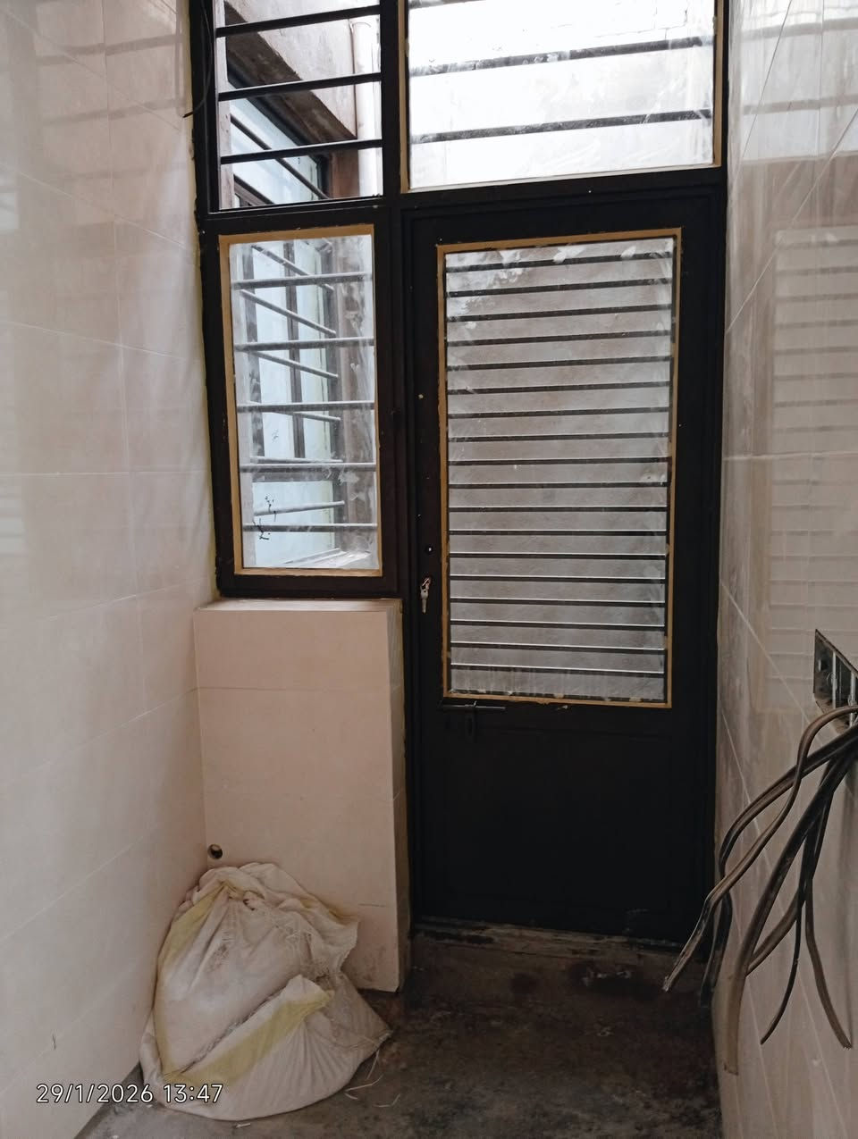 دار للبيع مساحر 100م  واجهة 6*16ونص البيت طابق ونص غرفة فوك وسقف الطابق الثاني سندويج  في منطقه شهداء البياع قريب شارع مولد رزاق العامري بيت كامل الخدمات رفت تسليح  مجاري امل الشريف   بواري ماء اصلية تركي  كهربائيات واير اصلي اردني فتنكات كلها اصلية بيت شغلة مرتب ونضيف  نقص بس ارضيات  اي استفسار أتصال على الرقم بي واتساب ***********
