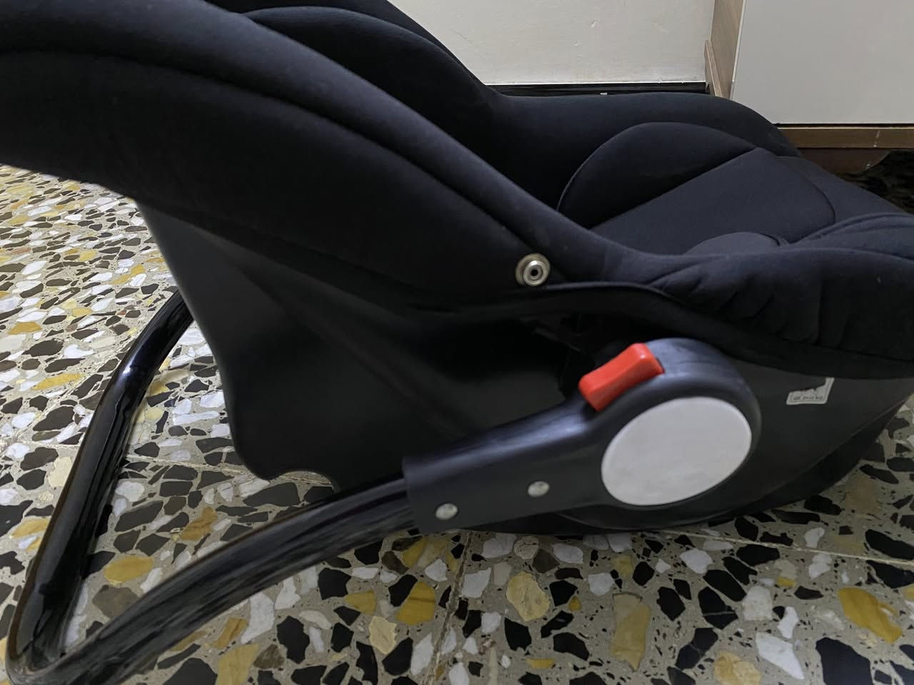 كرسي سيارة اطفال غير مستخدم نهائيا ً
ماركة baby land 
‎كرسي أمان مخصص للأطفال يثبت داخل السيارة، مبطن ب اسفنج 
‎ومريح ويحافظ على سلامة الطفل أثناء الطريق.
‎يحتوي على حزام أمان داخلي قوي وقماش قابل للتنظيف
 ويحتوي على مظلة تكدرين تشيليها او تبقيها


**إذا كنت صاحب هذا الإعلان وتريد حذفه لأي سبب، رجاءا أرسل رسالة إلى الدعم الفني**