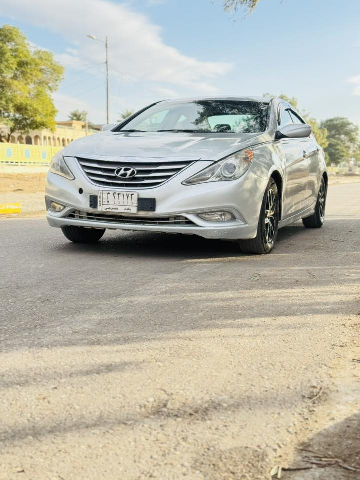 السلام عليكم 
سوناتا 2013 امريكي رقم بغداد 
مواصفات عاديه ًً سنويه 2029

1فول تحكم ستيرن 
2شاشه لمس كامره دواره 
3حساسات خلفيه 
4بصمه صندوق 
5ويلكب كروم 
6داخل لونين 
7مكينه 2400G
8مري كهرباء 
9ماشيه 140
10مانع انزلاغ 
11لايت زينون 

السياره مكينه كير تبريد حداديه تخم تاير ع وضع شركه حادثه الامريكي جاملغ وبنيد وبل عراق صار بيهه 4 قطع بدون اي دواخل نصبته احله من صور بغداد المحموديه سعر 86 مجاله بسيط جدآ ***********
