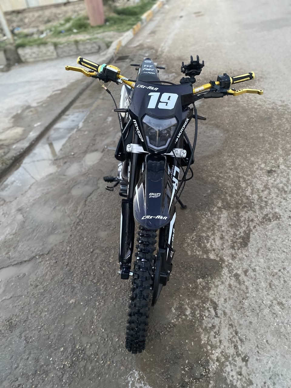 السلام عليكم عندي قفاز للبيع CRX AKR اعلى فئه بالقفاز 2025 نازله بال 2026 المحرك 300cc بس أجه 4 ولفات الدراجه كفالة عامة من كلشي ماشيه 6 الاف الدراجه بيها شلعه ومكينة جبارة وحيل قويه السعر 1550 وبيها مجال مكان بغداد كمالية ***********
