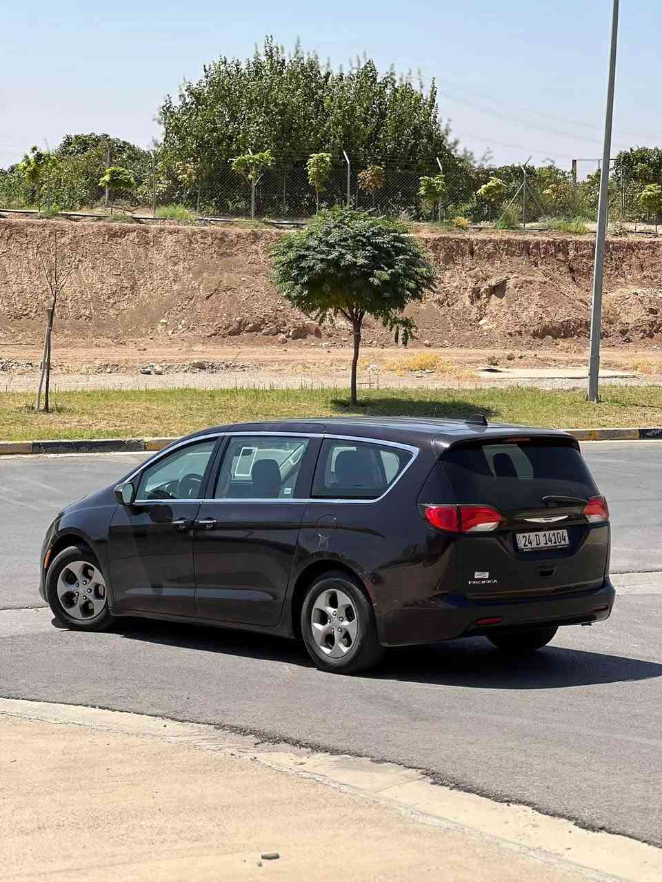 Chrysler pacifica
باسفیکا موديل ٢٠١٧ 
بيها ٣ صفحات صبخ
گير و مكينه كفاله
كهربايا كفاله
طخم تايرات ووياله نظيف 
داخل ابيض
ستيرن تحكم
ماشيه ما يقارب ١٤٠ مايل 
تحويل ووكاله شرط
مكان سياره دهوك
سعر ١٦٠ وبي مجال بسيط
تليفون *********** وبي واتساب
