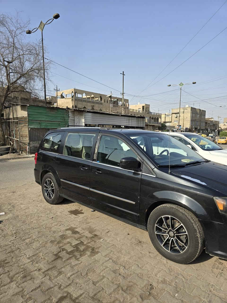 السلام عليكم
دوج كرفان مديل 2017 لون اسود رقم اربيل 
مواصفات نص فول .سعر 150$
العنوان بغداد/مدينة الصدر 
***********
