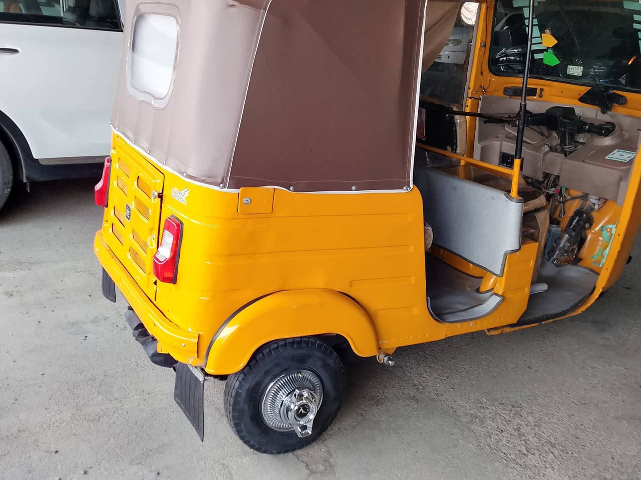 السلام عليكم توك توك للبيع موديل 19 بشهر 12 التيك توك مجفته شركه فقط بس تدوس ماما معه التيك توك بلاديه والسعر 6:15 مكاني بغداد شارع حيفا ما اتواجد على الواتساب اللي يحب يتصل على الرصيد ما يتواجد على الواتساب رجاء ***********
