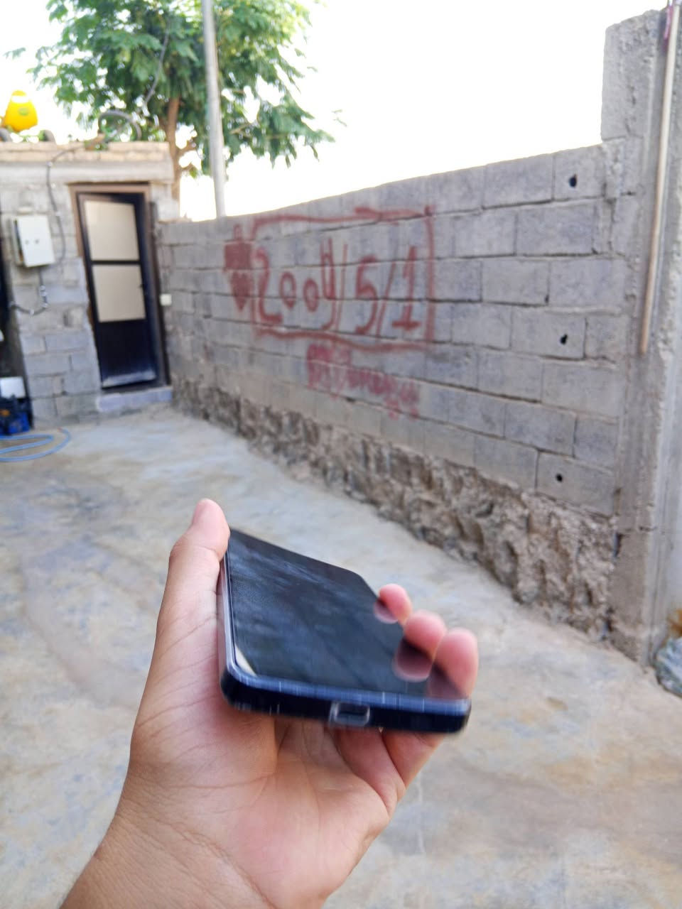 سلام عليكم جهاز وحساب ببجي للبيع او مراوس تفاصيل اكثر خاص 
إليك مواصفات هاتف AQUOS R7 من شركة Sharp:
الشاشة: 6.6 بوصة Pro IGZO OLED
الدقة: 2730 × 1260 (WUXGA+)
معدل تحديث متغير حتى 240Hz
سطوع يصل إلى 2000 شمعة
دعم Dolby Vision. �
Gizmochina +١
المعالج: Qualcomm Snapdragon 8 Gen 1
الذاكرة:
RAM: 12 جيجابايت
التخزين: 256 جيجابايت
يدعم بطاقة microSD. �
phonemore.com +١
الكاميرا الخلفية:
47.2 ميجابكسل بمستشعر كبير قياس 1 بوصة
عدسة مطورة بالتعاون مع Leica
تصوير فيديو حتى 8K. �
Gizmochina +١
الكاميرا الأمامية: 13 ميجابكسل. �
phonemore.com
البطارية: 5000 ملّي أمبير مع دعم الشحن السريع والشحن اللاسلكي. �
ソフトバンク +١
النظام عند الإطلاق: Android 12.
المزايا:
مقاومة الماء والغبار بمعيار IP68
بصمة مدمجة داخل الشاشة (فوق صوتية)
سماعات ستيريو
منفذ سماعة 3.5 مم
دعم شبكات 5G وWi-Fi 6 وBluetooth 5.2 وNFC. �
phonemore.com +١


**إذا كنت صاحب هذا الإعلان وتريد حذفه لأي سبب، رجاءا أرسل رسالة إلى الدعم الفني**