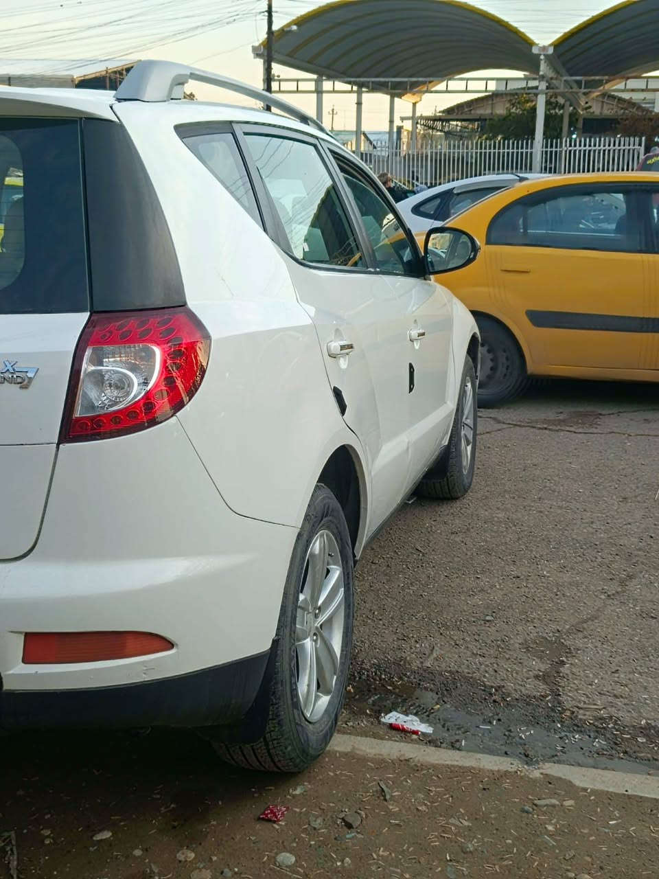 السلام عليكم
جيلي x7 موديل 2013 ابيع شرط التحويل 
ما بيها صبغ . بيها بارد بالجاملغ الامامي جهة السايق 
صدرها الامامي والخلفي جديد طخم تايرات 
تبريد
 تدفئة 
كير أوتو
 داخل لونين
فتحة سقف 
شاشة وكامرة 
سنوية لل 2028 
سيارة نضافتها كدام العين 
***********
مكانها بالموصل
