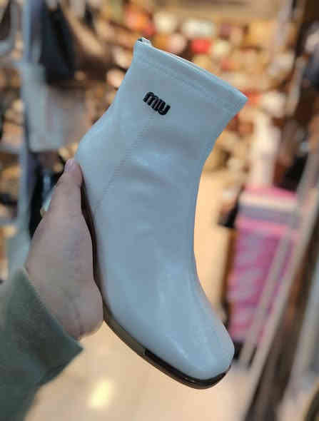 بوت كعب ارتفاع 7سم كعب مربع  وزن خفيف
قياسات مشكل تبلش من37ال41
عنوان المحل ديالى المقدادية حي المعلمين شارع المخضر مجمع العزاوي
يوجد توصيل
واتساب ***********
