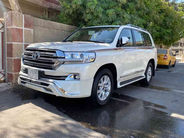 السلام عليكم من رخصة صاحب الاكروب لاندكروزGxRموديل2017 بريم فول مواصفات ماشية 90 السيارة ابيع بيها حادث ومعمرة مثل ما اموضح بل صور سعر السيارة قفل  38الف دولار ثلات شدات وثمانين ورقة ***********
