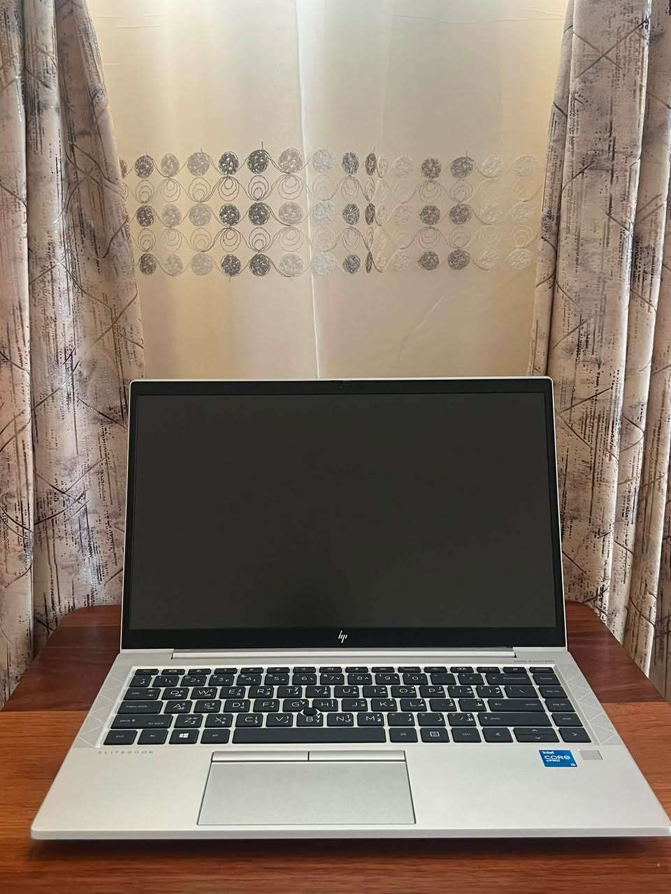 لابتوب HP جيل حادي عشر للبيع .
السعر : 385 الف وبي مجال قليل
اللابتوب مفول مواصفات 
بصمة اصبع
سبيكرات بجانب الى الكيبورد 
تصميم سلم ووزنه خفيف
حواف شاشة نحيفه .

اللابتوب جدا نضيف وادائة قوي وممتاز يفيد الي عنده دراسة او العاب متوسطة او غيرها من الاستعمالات .

المواصفات :
المعالج intel cori5
الجيل : الحادي عشر (11TH)
كرت الشاشة :Intel iris graphics 
الشاشة : فول اچ دي (FHD) حجم 14.3 دقتها والالوان جدا واضحه وتشغل 4K بالمشاهدة .
الرام : 8GB نوع DDR4 فدشي راقي .
الذاكرة :  256GB  ssd M.2 ارقى شي بالهاردات
كيبورد عربي انكليزي ضوئي ليزري .
كيبورد ميكانيكي .
سماعات ستيريو تكون باعلى اللابتوب .
كامرة امامية واضحه
غالق كامره سلايد
بطارية اللابتوب ليثيوم تطول فوگ ال 4 ساعات بالاستعمال المكثف.

المنافذ :
منفذ تايب سي للشحن
منفذ  تايب سي للبيانات 
منافذ USB 
منفذ HDMI
منفذ سماعات
وغيرهن بعد.

المميزات:
لون سلڤر من الخارج والداخل 
كيبورد ضوئي ليزري
الشاشة حجم 14.3 بحواف ناعمه جدا.
اللابتوب نضافته كلش حلوه ماصارلي فتره من ماخذه .
منصب عليه وندوز 11 برو مفعل مدى الحياة.
منصب عليه اوفس مفعل مدى الحياة .
كيبورد عربي انكليزي ليزري ضوئي.
كامرة امامية جدا واضحه.
غالق كامرة سلايد.
سماعات ستيريو بجانب الى الكيبورد .
بطارية اللابتوب ليثيوم تطول وياك 
بالاستعمال المكثف اقل شي 4 ساعات

الملحقات:
ملحقاته كلها موجودة واصليه
كيبل ثلاثي اصلي.
شاحنة اللابتوب الاصليه  .
جنطة لابتوب بعدهي جديده غير مستخدمه .

اللابتوب كلش نضيف ومواصفاته قويه ومحترمه وتصميمه كلش مرتب . ومابي أي نقص كيبورد سماعات انترنت شاشة كامرة كله شغال وممتاز وماب اي نقص من اي ناحية .
وكلشي بي بعده جديد ونضيف مثل ماموضح.

السعر : 385 الف وبي مجال قليل .

مكاني النجف والي يريده توصيل هم موجود ان شاء الله .

*********** بي واتساب

(لابتوب للبيع بغداد اربيل دهوك الانبار البصرة حاسبة محمولة منضدية اج بي hp pc laptops laptop computer )
