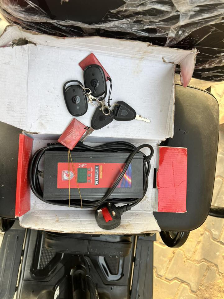 ً
سلام عليكم شباب دراجه ثلاث عجلات اللبيع دراجه زيرو زيرو بعدها استخدامها 10يوم فقط وصل شراء موجود دراجه بعدها زيرو كل غراضها كامله وجاهزه تجي وتفحص وشوف بعينك كل عيب ونقص مابيها. مواصفاتها تخبل 

الموديل 2026
بطاريات 5دبل 
النوع 3عجلات 
السرع 1.2.3
المقاعد 3 ووصير ثنين وصير نفر واحد 
تشغيل عن بعد 
جهاز انذار السرقه 
تشغيل عن طريق الكارت 
بصمات سويجات كارتات كلها كامله 
بريكات 3 بل رجل وثنين بل أيد 
كرسي متحرك 
سله خلفيه وسله اماميه 
اشاير رباعيه
تايرات جوبلس 
بريكاتها بل مكان 
دراجه مشحونه 3 مرات فقط 

اي استفسار اتصال 

***********

العنوان بغداد
