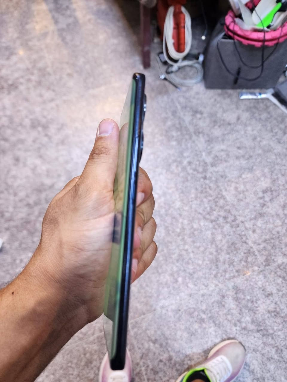 سلام عليكم
المواصفات الرئيسية للهاتف هونر 50

الشاشة: من نوع OLED منحنية الأطراف مقاس 6.57 بوصة، بدقة FHD+، وتدعم معدل تحديث سريع 120 هرتز.

المعالج: Qualcomm Snapdragon 778G 5G بتكنولوجيا 6 نانومتر، ويقدم أداءً قوياً ومستقراً في الألعاب والمهام اليومية.

الكاميرا الخلفية: رباعية؛ الأساسية بدقة 108 ميجابكسل (بفتحة عدسة f/1.9) + كاميرا واسعة 8 ميجابكسل + كاميرا ماكرو 2 ميجابكسل + كاميرا عزل 2 ميجابكسل.

الكاميرا الأمامية: بدقة 32 ميجابكسل تقدم صور سيلفي عالية الوضوح.

البطارية والشحن: بسعة 4300 مللي أمبير، وتدعم الشحن السريع جداً بقوة 66 واط (يشحن 70% في غضون 20 دقيقة).

الذاكرة: يتوفر بنسخ تخزين  256 جيجابايت مع ذاكرة عشوائية (RAM) بسعة   8 جيجابايت.

اتصال ***********

سعر 250
