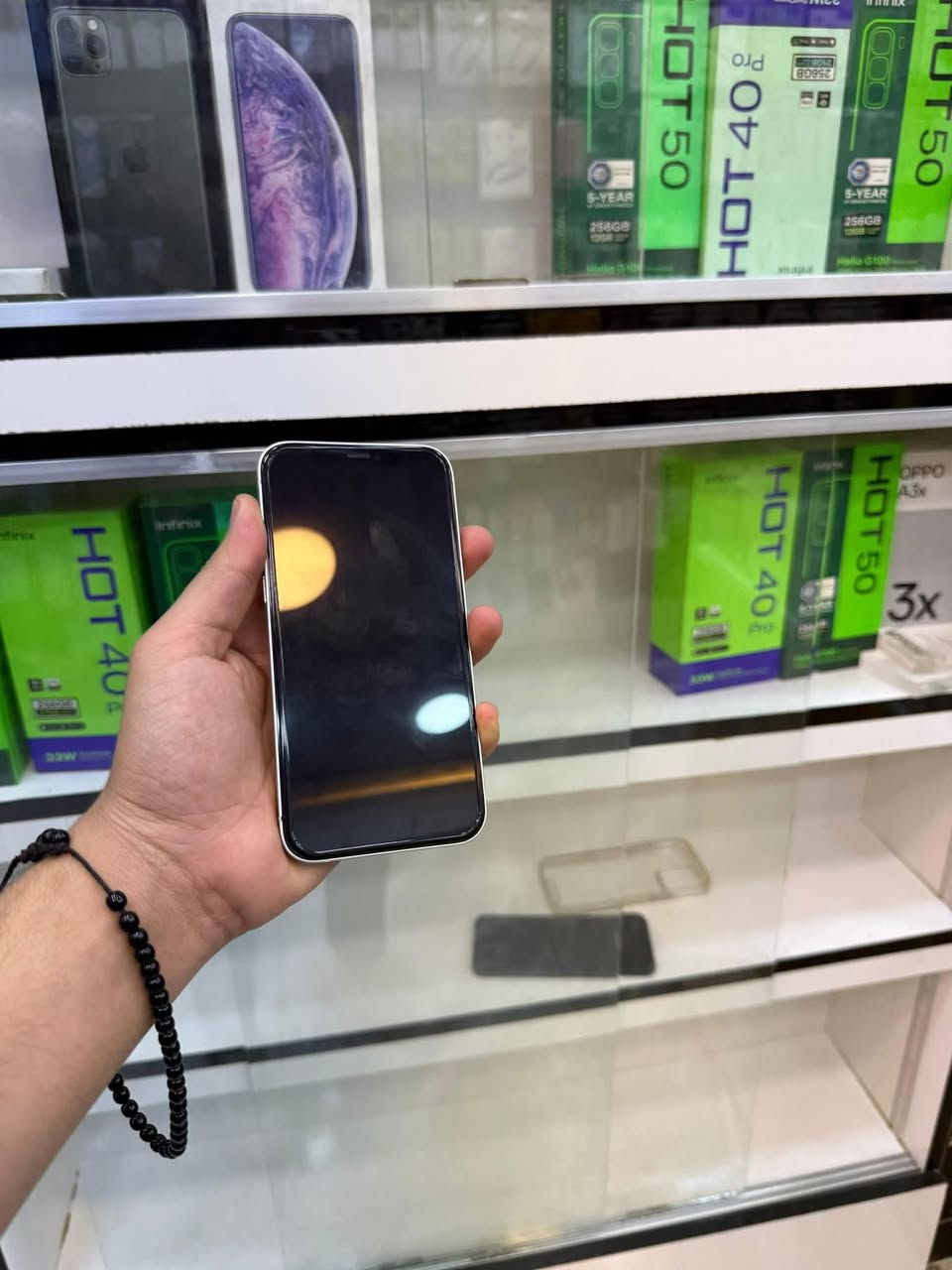 سلام عليكم
📱 للبيع آيفون 12 (عادي)
 • السعة: 128GB
 • دبل خط 
 البطارية: 81% 🔋
 • الجهاز: بلادي – وضع شركة (مو مفتوح ولا مصلّح)
 • النظافة: 100% زلغ مابي، نظيف جداً ✨

📶 الأداء:
 • شغال 100% (نت – صوت – اتصال – كلشي تمام)
 • ما بيه أي خلل

🛡️ الضمان:
 • كفالة عامة
 • ضمان يوم كامل (أي خلل يرجع)

📍 
💰 السعر: 350 ألف 
📞 للتواصل: ***********
