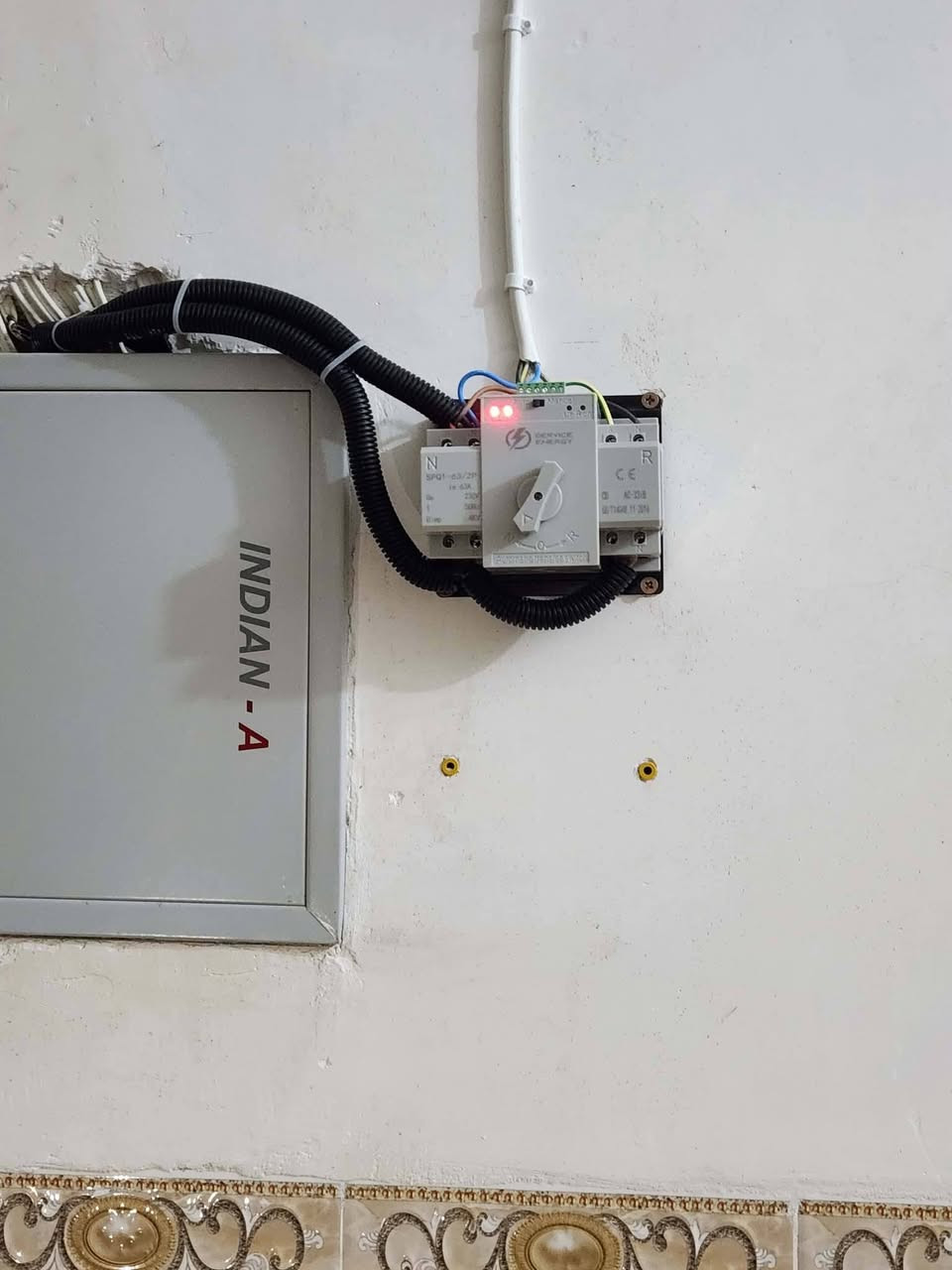 بسم الله الرحمن الرحيم
"وقل اعملوا فسيرى الله عملكم ورسوله والمؤمنون"
بينما كان الجميع ينشغل باستقبال أيام العيد المباركة وتهيئة أجوائه، آثر كادرنا الهندسي في شركة "الفجر الجديد" أن يستمر في عطائه بصمت، محولاً هذه الأيام الفضيلة إلى ميدان للإنجاز والإتقان.
لقد عملنا بجدٍ دؤوب قبيل العيد وخلاله، لنضمن لأهلنا في الشرقاط ومحيطها استقراراً تاماً في الطاقة، بعيداً عن كدر الانقطاعات. واليوم، يسعدنا أن نشارككم جانباً من أعمالنا التي أنجزت في هذه الفترة المباركة، لتكون شاهداً على دقة التنفيذ وعلو الهمة.
إن التزامنا بتجهيز أفضل المنظومات التي تضم إنفيرترات وبطاريات ليتيوم SKE الأصلية، مع أنظمة الحماية المتطورة وخطوط التأريض الدقيقة، هو عهدنا الذي قطعناه على أنفسنا بتقديم عمل هندسي يرتقي لثقتكم الغالية.
عيدنا الحقيقي هو رؤية ثمار عملنا تضيء بيوتكم بكل أمان واطمئنان.
للتواصل وطلب الخدمات الهندسية:
م. عبدالله: ***********
م. عثمان: ***********
📍 الموقع: الشرقاط / الساحل الأيسر / سديرة وسطى - مقابل مطعم وينز.
