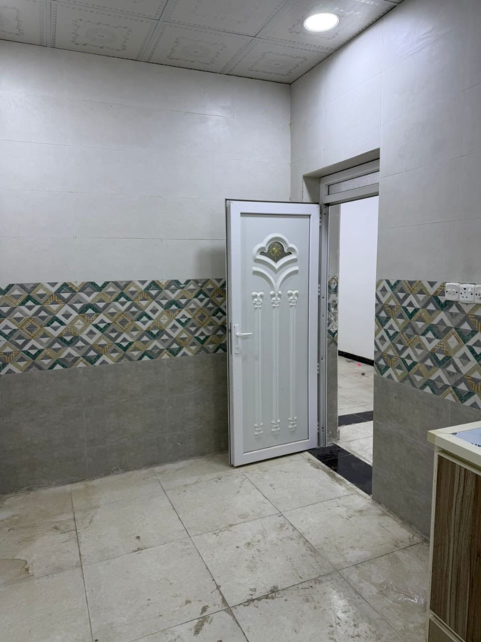 شقه ارضيه الايجار المعقل شارع محطه⚜️
تحتوي ع غرفتين منام وصاله مطبخ صحيات اجار600س ***********☎️
