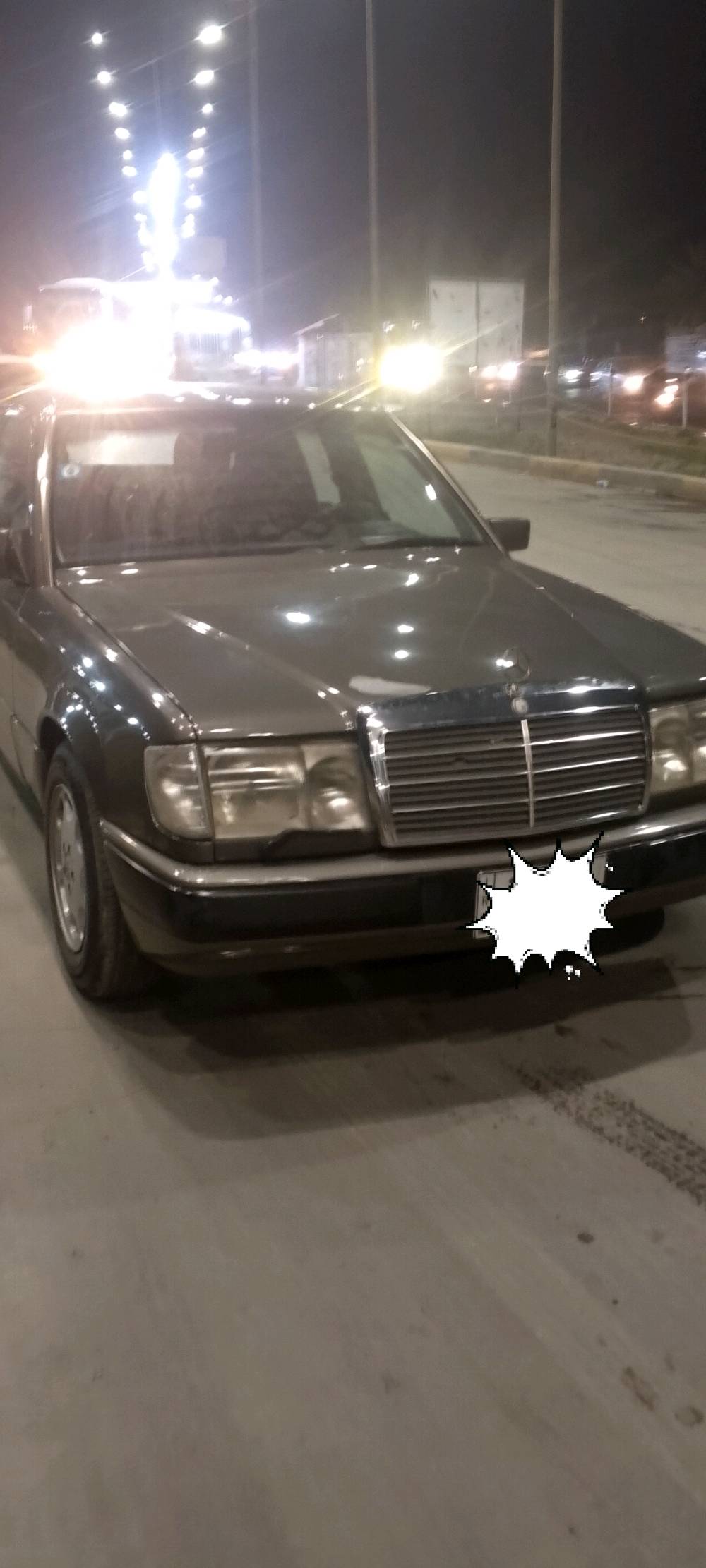 السيارة مرسيدس بنز متوفرة للبيع، لونها رمادي وموديل قديم كلاسيكي. السيارة في حالة جيدة من الداخل والخارج كما هو موضح في الصور.