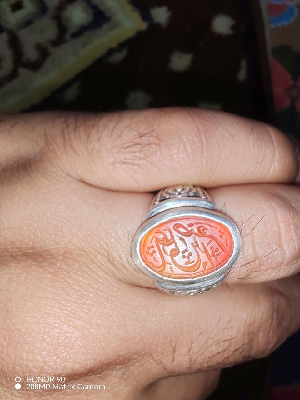 عقيق يماني خط عكسي مشمشي زعفران صياغة جميله جدآ قياس الخاتم 22 عنوان بغداد ***********
