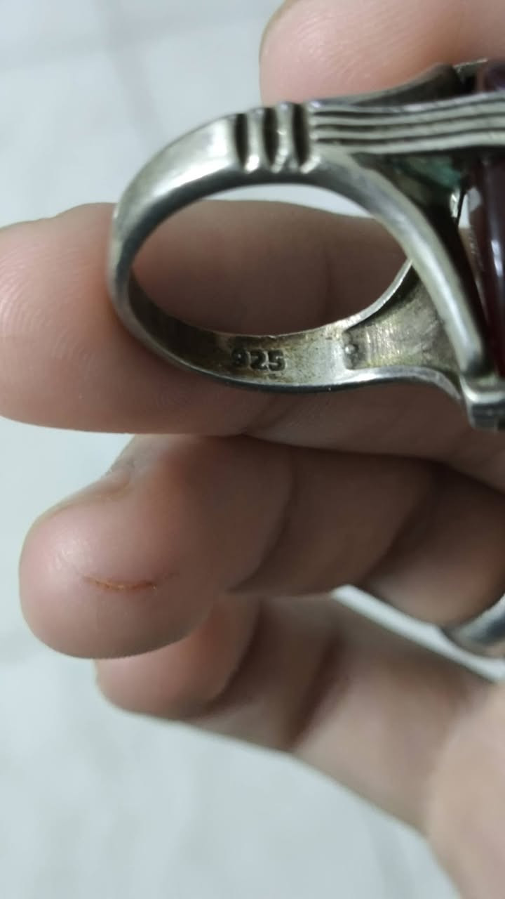 عقيق يماني صياغة اشباب حجم الحجر شوية جبير فضة عيار 925 مثل ما واضح بصورة القطعة سعره مناسب للمهتم بهيج جمال ***********
