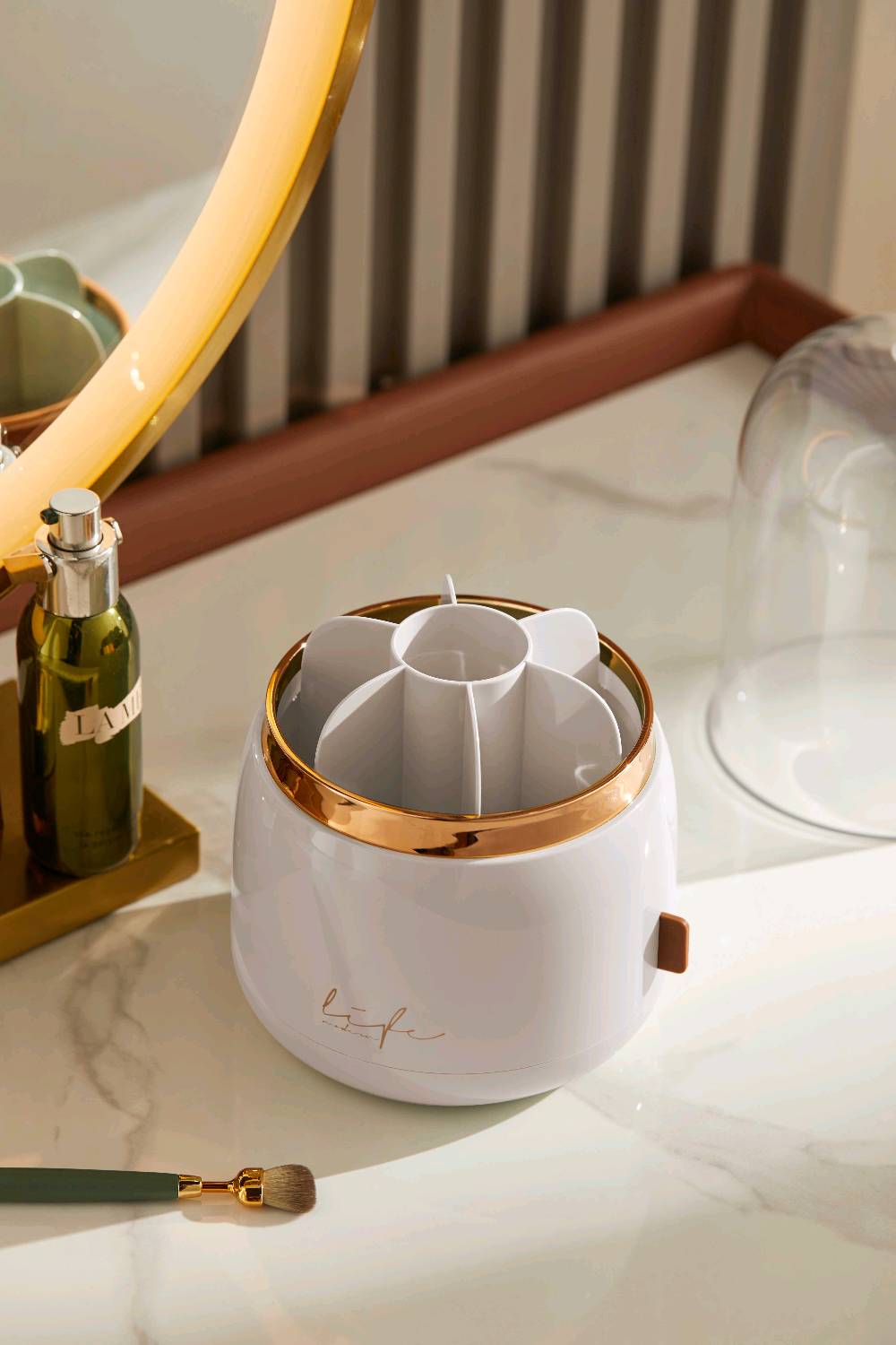 حافظة فرش مكياج دوارة
المميزات:

هيكل خارجي مقاوم للكسر و ضد الأتربة والماء

قاعدة دوارة 360 درجة

تصميم مميز و خفيفة الوزن

ابعاد المنتج: القطر 13 سم  الارتفاع 24 سم

الملاحظات:
 المنتج فقط حافظة ولا يأتي معه فرش مكياج

لا يمكن استبدال او استرجاع 