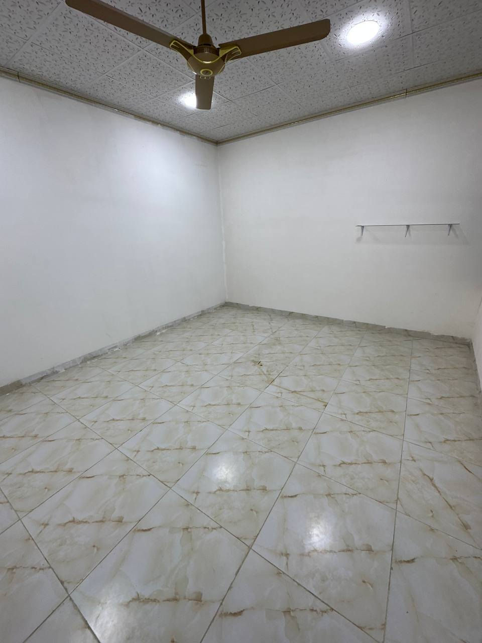 🛑الايجار 🛑طابق ثاني مساحه 100
فول موقعه حي العسكري قرب مدرسه زهره الصباح
سعر الايجار 150
***********
 ***********
