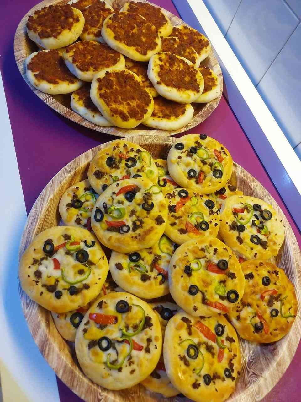 🍕✨ مني بيتزا طازجة بحشوات منوعة ✨🍕
لأن الذوق يختلف، وفرنالكم ألذ أنواع المني بيتزا بحشوات متنوعة تناسب الجميع 😍
 🌟 لحم شهي 🌟 صوصج لذيذ 🧀 مع جبنة ذائبة وخضار طازجة بطعم لا يُقاوم
مخبوزة يومياً وطازجة من الفرن مباشرة 🔥
📌 مناسبة للضيافات، السناكات، ولمّة الأهل والأصدقاء.
💛 جربيها مرة... ورح تصير من طلباتج المفضلة!
العدد : ٢٠ قطعة ب ١٠ 💰💰

📞 للطلب والاستفسار:📬📬 ***********
 ***********
بغداد المحمودية مجمع القادسية
#كليجة_الجود #مني_بيتزا #دجاج #لحم #صوصج #طعم_يستاهل_التجربة 🍕💕
