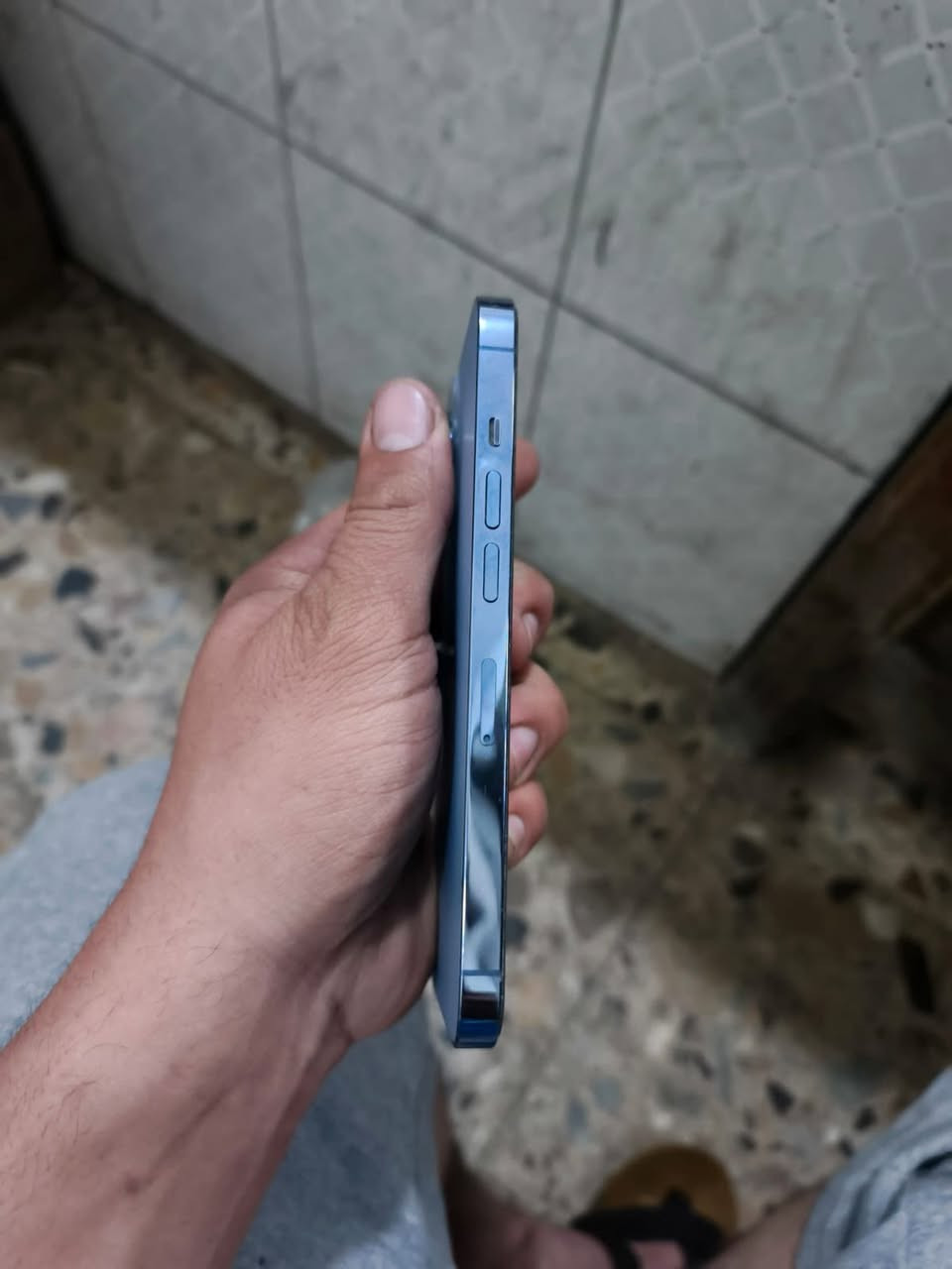 أيفون 13 (pro) بس مو ماكس  جهاز ماستر ما مفتوح ابد 256ذكره بي بس هاي نفطه صفره بل شاشه ما امثره على شاشه ابد بي بي فطر بل ضهر كلش صغير واضح بل صوره السعر 400 بي مجال بسيط الرقم *********** مكاني بغداد بلديات
