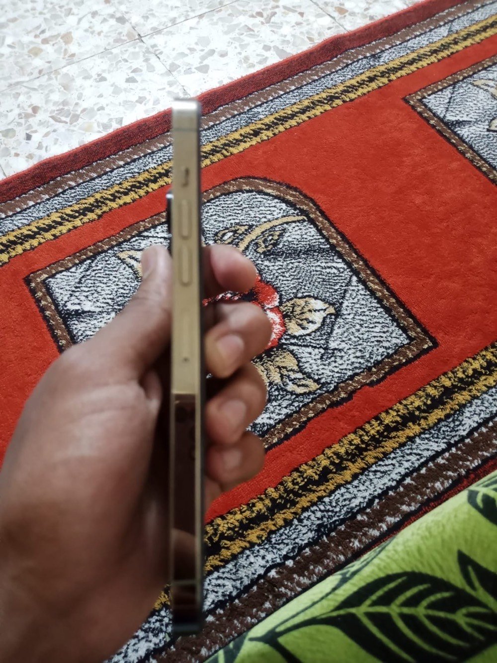 ايفون ١٣ برو ماكس نظافة ١٠٠ ٪؜ شخط واحد مابي نظافة فول ويجي ويا كڤر ماكسيف وفلاتر للكاميرا وشاشة حماية تغبيش جانبي ( يعنيًالي بصفك ميشوف شي بس انت تشوف بالموبايل ) بطارية ١٠٠٪؜ لان مبدلة اصلية وتخزين ١٢٨ سعرة ٥٥٠ وبي مجال هواي تواصل واتساب فقط ***********