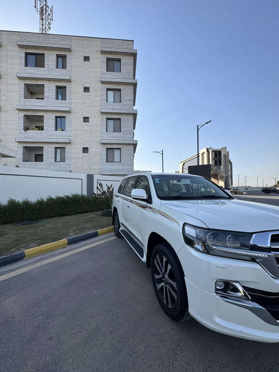 سلام عليكم لاندكروزر موديل 2019بريم فول مواصفات معروفة مواصفاتها  ماشية 100الف والسيارة مكفولة كفالة عامة من كلشي شرط الفحص والسونار رقمي بغداد الانكليزي بأسمي مكان السيارة بغداد السعر550 للاستفسار ***********
***********
