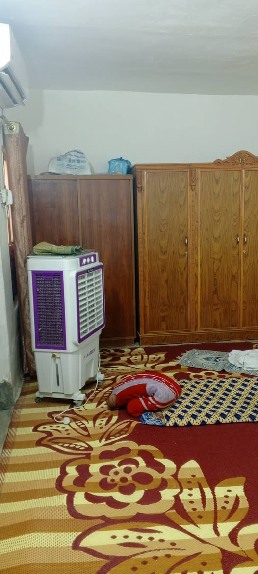 السلام عليكم من رخصت الادمن المحترم بيت ١٠٠ متر واجه خمسه والنزال عشرين في حي شهداء الموظفين طابقين يحتوي على ثلاث غرف نوم واستقبال وصاله ومطبخ وصحيات وطارمه صغيره غرفه جوه و غرفتين فوك عرض الفرع عشر امتار تبليط كافه الخدمات متوفره نوع العقار طابو صرف باسم والدتي بناء ٢٠١٠ عكاده اخوان البيت معروض ب١٥٥ وقابل للتفاوض رقمي اي استفسار ***********
