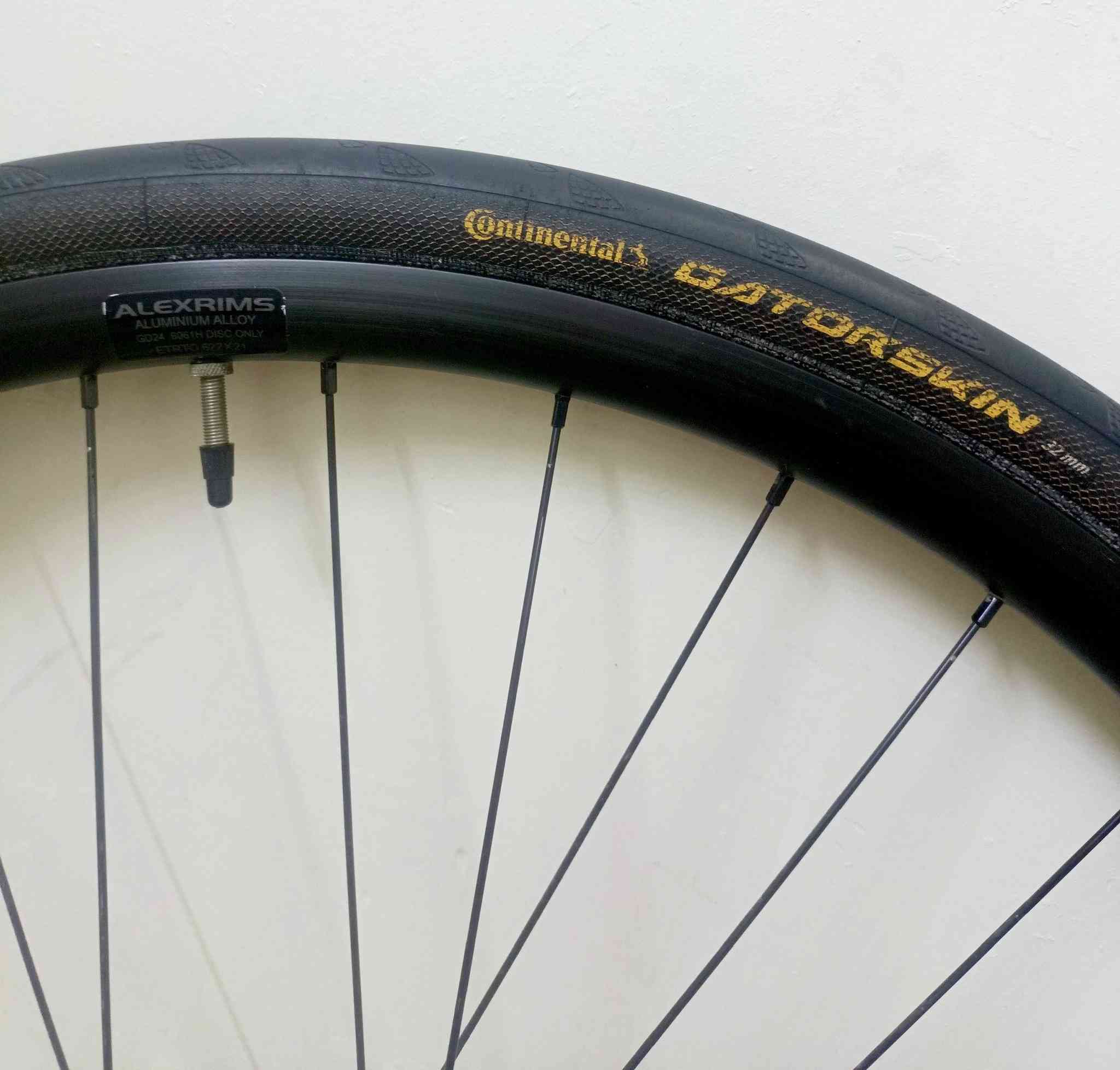 السلام عليكم شلون كباتن 🌄
متوفر ويالة كرافل ماركة اليكس رايمز بطيخات شيمانو اصلي ☺️🤩

نظام شفت سنتر لوك مع فلنجات ماركة Raceworkزوج قياس 140 💪🤗

تايرات ماركة كونتيننتال قياس 700*32 وجوابة وياهن 
يعني جيب وشد بالعافية عل يأخذهن 

سعر 125الف /بغداد القاهرة قرب حلويات عدنان 
***********
