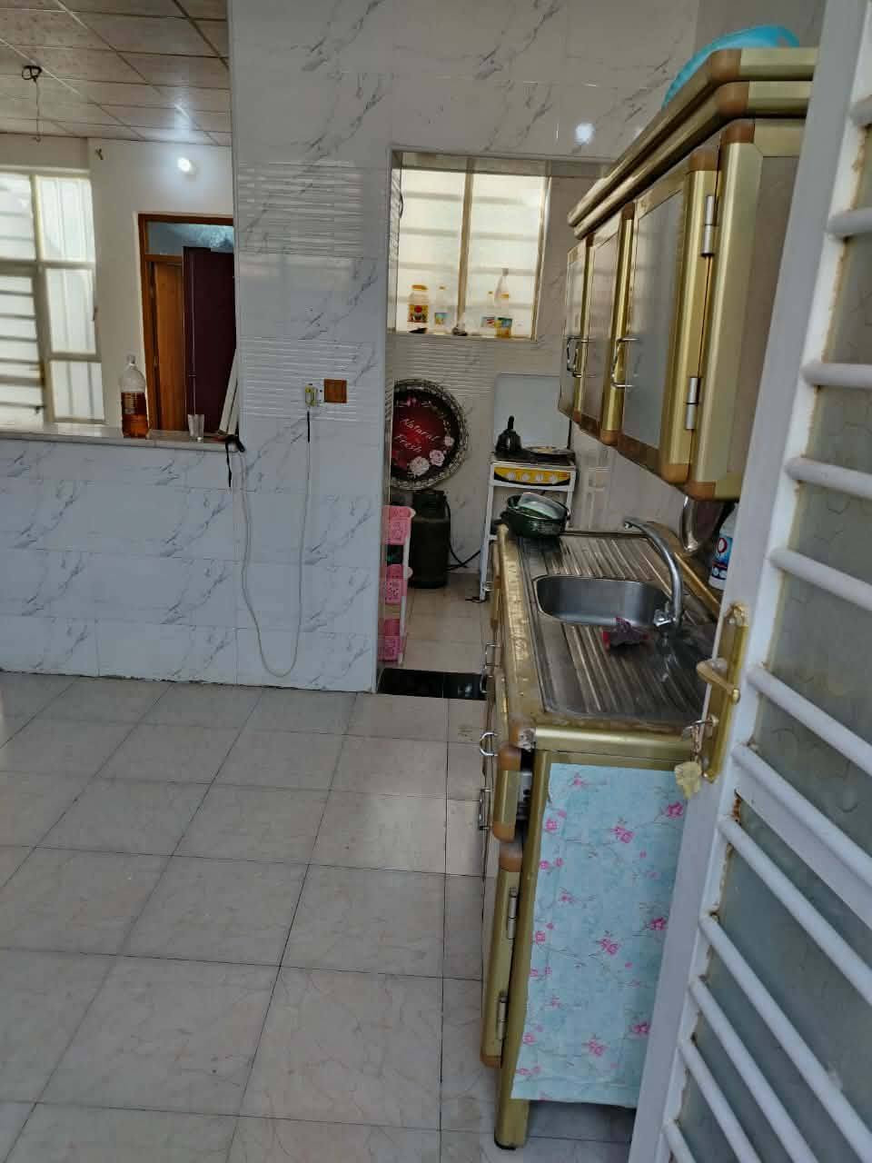 يالله سلام عليكم عندي بيت بل براكيه بناء درجه اوله البيت نضيف تجي وتشوف قرب جامع ام البنين الكبب  سعر خاص رقم تلفون ***********
