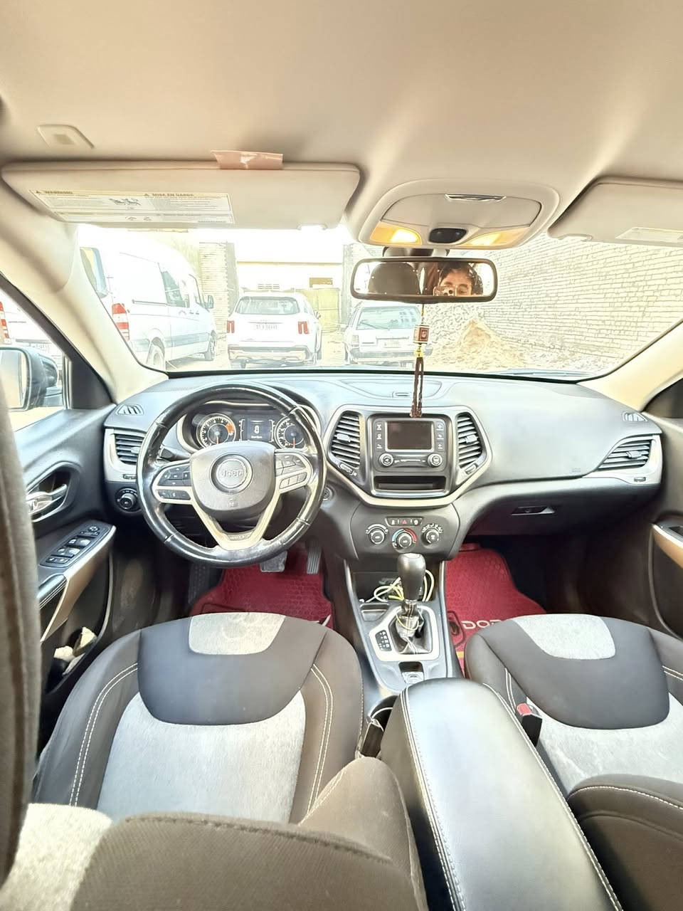 جيب شيروكي بزون
لون اسود 
موديل 2018 
رقم نجف إنكليزي بأسمي 
ماشيه 47 
كلين فقط بارد جاملغ جه السائق سطحي فقط 
مواصفات فول عدى الفتحه 
محرك 6 سلندر 3.200 
مكينه وكير مكفول 
العنوان النجف الأشرف 
غير متواجد على الفيس فقط اتصال 
للاتصال :***********
