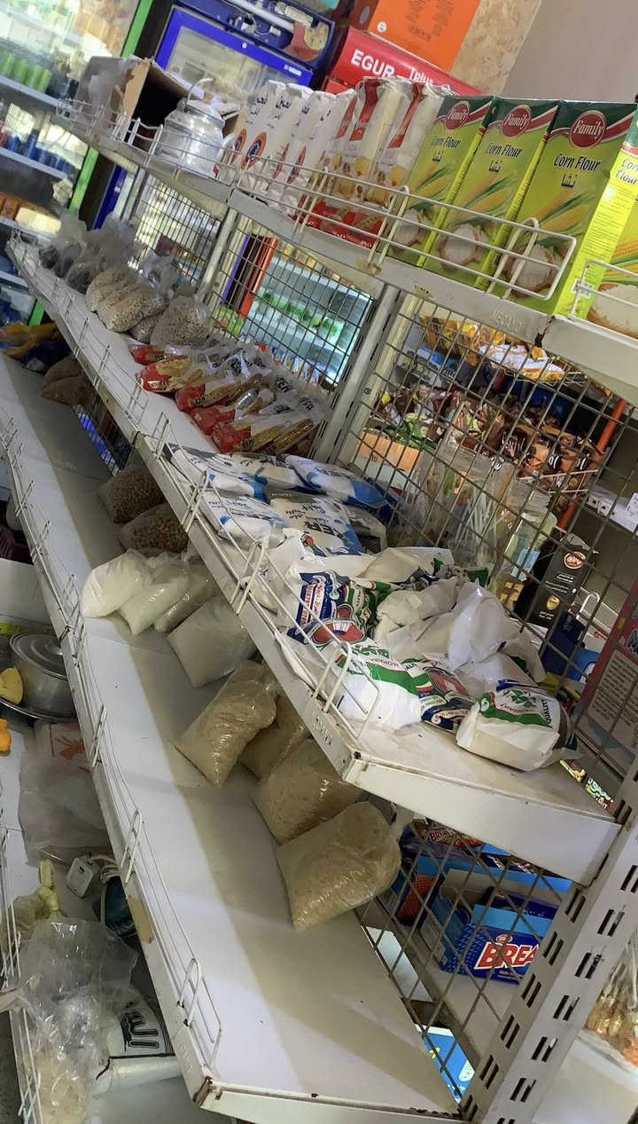 سلام عليكم من رخصة الادمن المحترم
اخوان عندي عارضات عاموديه و أفقيه للبيع 
سعر ٣٠٠ الف للوحد  شرط الفحص فوول تبريد 
وعندي رف وسطي ٣٥٠ الف 
 ارتفاع متر و٦٠ اربع خانات وطوله ٣ متر ونص
متواجد اتصال فقط 
***********
