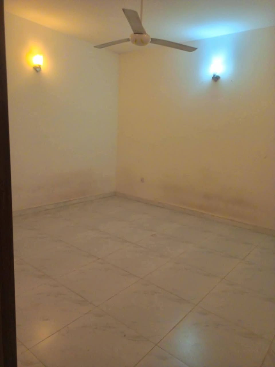 السلام عليكم ورحمة الله وبركاته 

بيت للبيع العنوان التقيه الثالثه مجمع الزهراء السكني 
 البيت ٢٠٠ متر  بناء جديد يحتوي على غرفتين نوم واستقبال وصاله ومطبخ وحمامات وكراج سياره وحديقه  البيت مطلوب  عن طريق المبادره باقي تفاصيل البيت الإتصال او مراسله الرقم
‏‪***********‬‏
