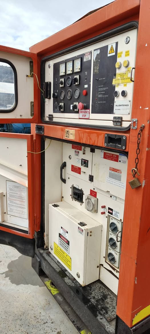 السلام عليكم 
بيركنز انكليزي اصلي 
4 اسلندر 
 60 كيفي
كاتم 90/100
منضومة حماية كامله 
ساعات العمل 380 ساعه اصل 
بحالة الوكاله
وارد استرالي 
الاستفسار الاتصال 
***********
***********
