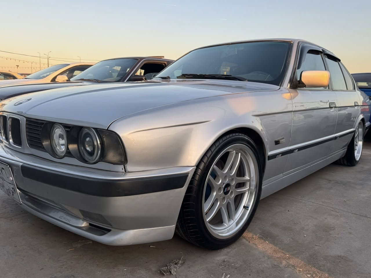 سلاو هاوریان ئه‌م بیئمه‌ بۆفرۆشتن مۆدێل ٩٠ مه‌كینه‌ 25سه‌یاره‌كه‌ فوله‌ به‌س سلایت نییه‌ گێر وو مه‌كینه‌و ته‌قه‌و ڕه‌قه‌ی به‌شه‌رت دارو به‌ردی سه‌یاركه‌ی به‌شرت به‌س ماشالله‌ی ده‌وی له‌سه‌ر ساخه‌ی سبوخ كرایته‌وه‌ ماشلله‌ی ده‌وی سبوخه‌كه‌ به‌س جه‌مپه‌كی خه‌فیفی پشته‌وه‌ی هه‌یتی  گێر ۆتۆماتیك له‌بۆ سه‌عریشی ته‌له‌فۆن بۆ ئه‌وو ڕه‌قه‌مه‌ بكه‌ن ***********
