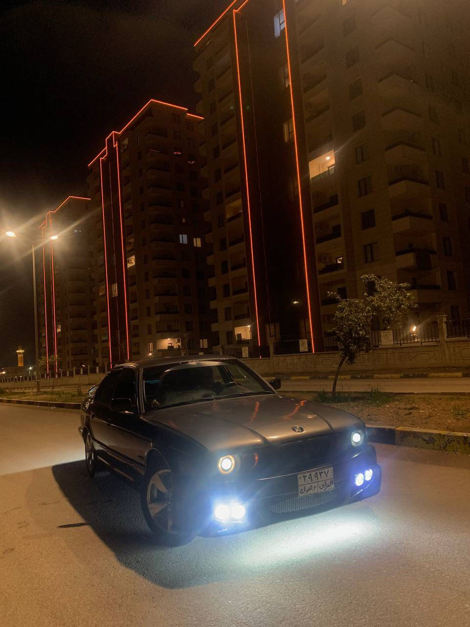 BMW / 1990 / 535i ( توماتيك )
بيم موديل 1990 گير توماتيك فه ل 
گير مكينه بشه رتن بئ عيبن
سيارة كامل جوانكاري يه مصرف تيدا نينه
سينكو بشت جديدن يعني بئ مصفره سيارة 

سعر 48 $ ورقه و مجال 
٨٠٠ $ دولار غرامه لسه رن 

جهي سياري : دهوك
رقم تله فون : 0750.870.75.79
