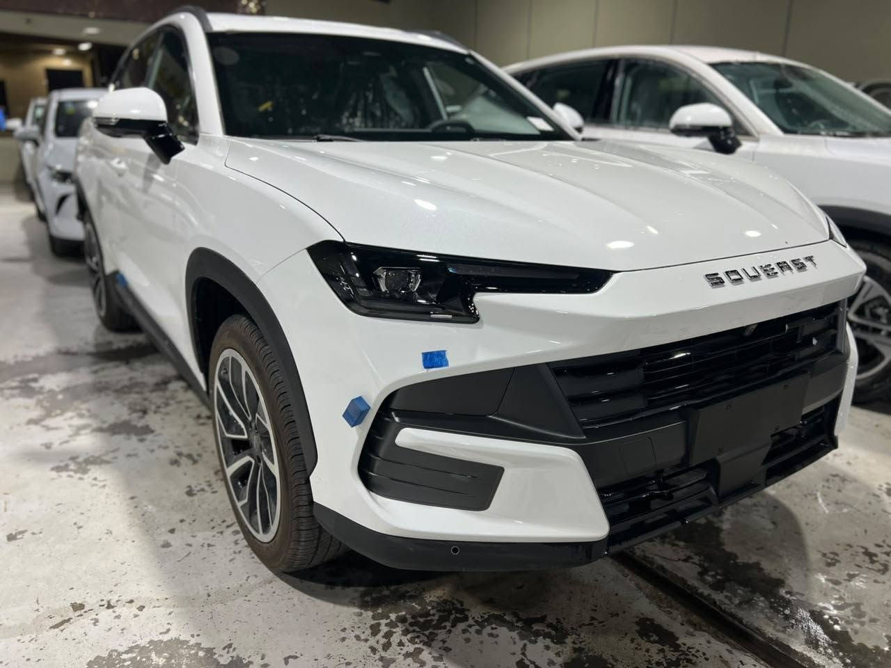 Soueast S06 DM  هجينة قابلة للشحن (Plug-in Hybrid) من S06 زيرو زيرو
السعر / 33 مليون و900 الف. 
 محرك بنزين مع محرك كهربائي وبطارية يمكن شحنها من الكهرباء.
المواصفات الرئيسية
المحرك البنزين: 1.5 لتر تيربو.
القوة الإجمالية للنظام: 355 حصان.
العزم: 530 نيوتن متر.
ناقل الحركة: DHT أوتوماتيكي مخصص للهايبرد.
الدفع: أمامي (FWD). �
البطارية والمدى الكهربائي
سعة البطارية: 19.43 كيلوواط ساعة.
المدى الكهربائي المعلن: حوالي 114 كم بالشحنة الواحدة 
استهلاك الوقود المعلن: 4.9 لتر/100 كم عند الاستخدام الهجين. 
شاشة وسطية كبيرة.
عدادات رقمية.
كاميرات 360 درجة.
أنظمة مساعدة السائق (ADAS).
مثبت سرعة متكيف.
فتحة سقف بانورامية 
المميزات
✅ قوة جيدة جداً (355 حصان).
✅ اقتصادية في استهلاك الوقود 
*********** 
*********** 
*********** 
*********** 
ادخل على اسم الشركة👇👇👇 
شركة الفرس الابيض لتجارة السيارات 
بغداد _ معارض البياع الشارع المميز مجاور معرض العامري
