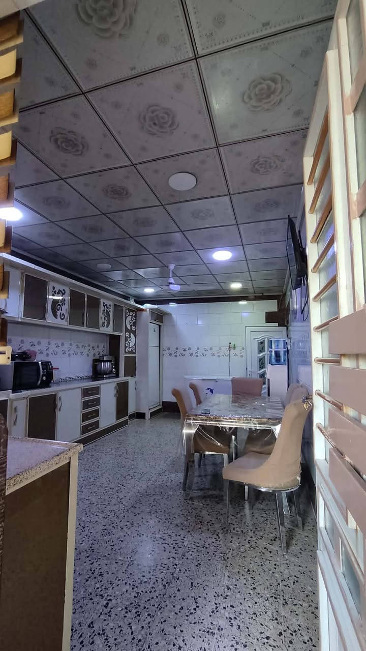 السلام عليكم
دار في حي الوحده اب فرع طرشي الشفاء
مساحة الدار 200 متر مربع
الدار يحتوي على طابقين
تفاصيل الطابق الأول يحتوي على غرفة نوم واحده وهول واستقبال ومطبخ وحمام ٠٠ وتفاصيل الطابق الثاني يحتوي على ثلاثة غرف نوم وهول وصحياة واحده الغرف تحتوي على حمام داخل الغرفه  ٠٠ لل استفسار بخصوص الدار اتصل على هذا الرقم       ***********.
