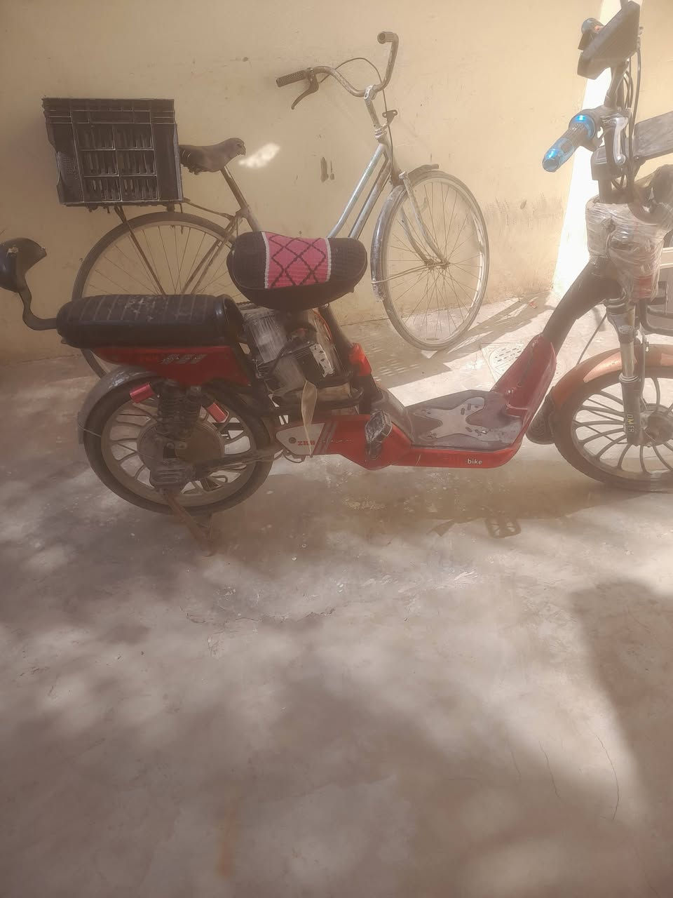 السلام عليكم دراجه شحن نضيفه كلهه شغاله كهربائياته شغاله سعر200وبيهه مجال حك الجيه مكاي ديالى بعقوبه التصال على الرقم ***********
