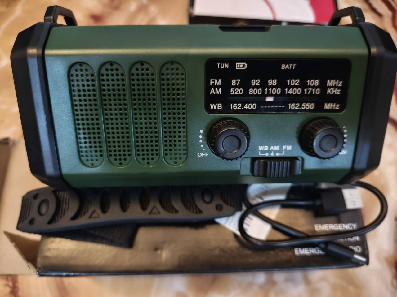 📻 **للبيع راديو الطوارئ المتعدد الوظائف MODEL: XSY330** 📻🔥
✨ **المواصفات:** ✨
 * 📡 يدعم موجات **AM / FM / WB**
 * 🔋 بطارية ضخمة بسعة **10000mAh** (تستخدم كباور بانك لشحن الهواتف)
 * ☀️ يدعم الشحن بالطاقة الشمسية **Solar Power**
 * 🔄 يدعم الشحن اليدوي عن طريق الدينامو **Hand Crank**
 * 🔌 يدعم الشحن السريع منفذ **Type-C**
 * 🔦 يحتوي على إضاءة مدمجة قوية (لايت شحن **Flashlight** + ضوء قراءة **Reading Lamp**)
 * 🚨 يحتوي على إنذار طوارئ **SOS Siren**
 * 🧭 يحتوي على بوصلة مدمجة لتهدئة الاتجاهات
📦 **الملحقات:** 📦
 * 🔌 كابل شحن **Type-C**
 * 🎗️ حمالة مخصصة للحمل والتعليق
📥 **للاستفسار عن السعر تفضل خاص وبخدمتك** 🤝✨


**إذا كنت صاحب هذا الإعلان وتريد حذفه لأي سبب، رجاءا أرسل رسالة إلى الدعم الفني**