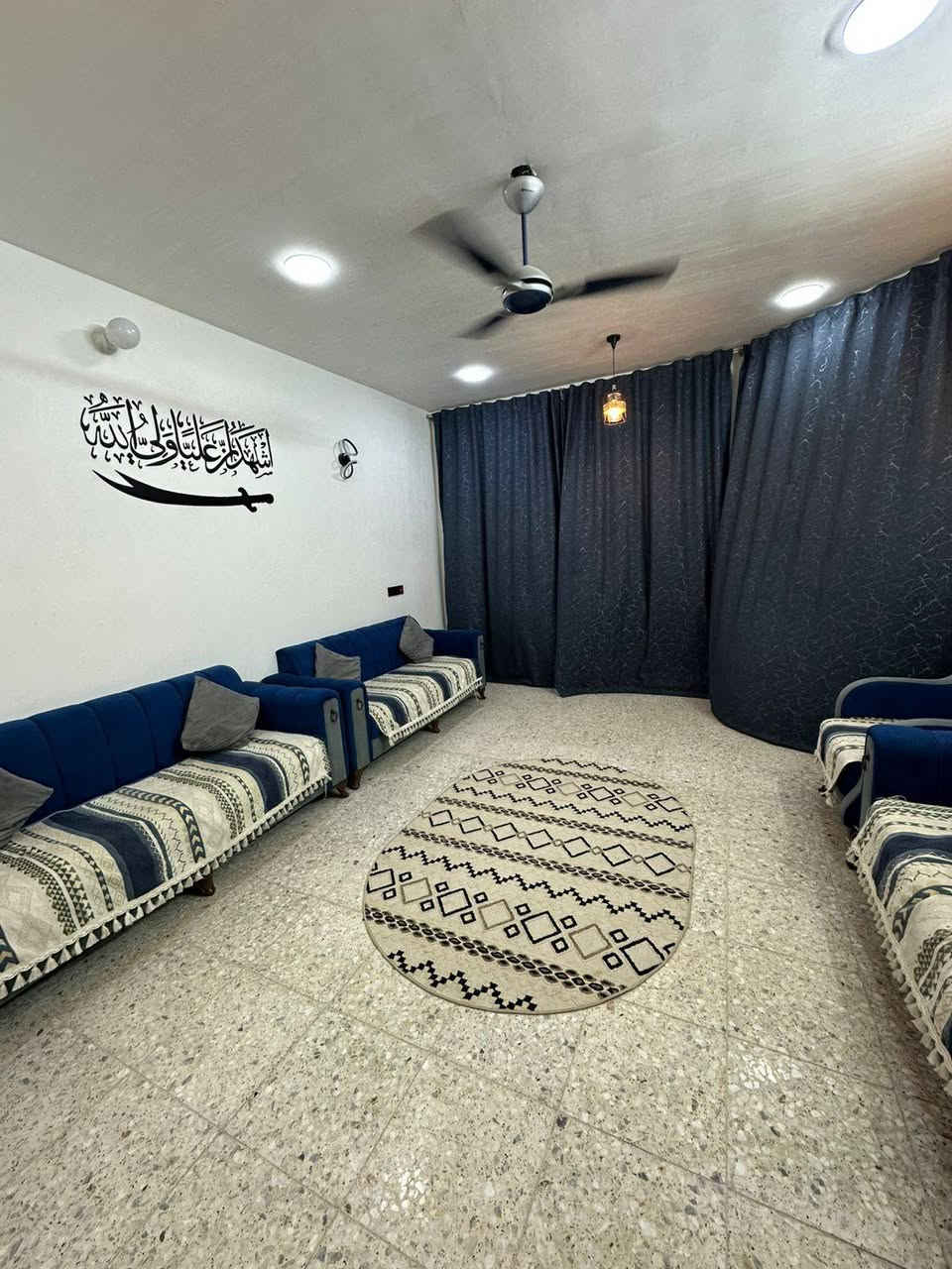 السلام عليكم دار للبيع مساحه 200 متر واجه 10 نزال 20 بناء طابوك  رفت صب مسلح يحتوي ع 2 غرف نوم وصاله واستقبال ومطبخ وحمامات التفاصيل داخل الفيديو العنوان الرشاد حي النورين قرب الشارع العام سادس بيت عن الشارع العام  زراعي واقع حال***********
