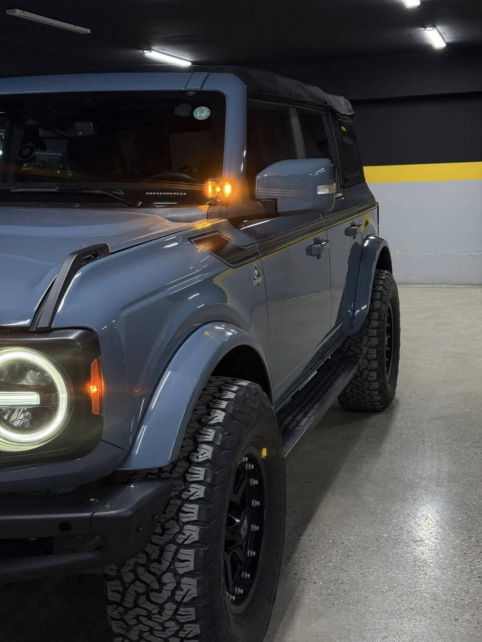 الوحش للبيع فورد برونكو موديل 2023 لون مميز
ماشية 12 الف
المحرك: 6 سلندر تيربو
اللون: بلو جاينيز 
السقف: متحرك (قابل للفتح)
الداخلية: مخمل حبري ورصاصي  
الشاشة: شاشة لمس كبيرة
نظام الدفع: دفع رباعي
سنوية وهزه جديد 
بصمة
شاشه  gps   فوق الدشبول   
تشغيل عن بعد
كاملة المواصفات
وضعيات القيادة:
‏ Eco (اقتصادي)
‏ Normal (عادي)
‏ Mud/Ruts (الوحل والتضاريس)
‏ Sport (رياضي)
‏ Slippery (زلق)
‏ Sand (رمال)
ويل xd  امريكي مو صيني 
اطارات  بيف كودرج امريكي 
الحالة حادث بجاملغ وبنيد  – باقي السيارة نظيفة وجاهزة
مكان السيارة بغداد
السيارة كامله من كلشي وسعرها مناسب كذلك 
السعر 29500 وبي مجال بسيط
للاستفسار  *********** واتساب
