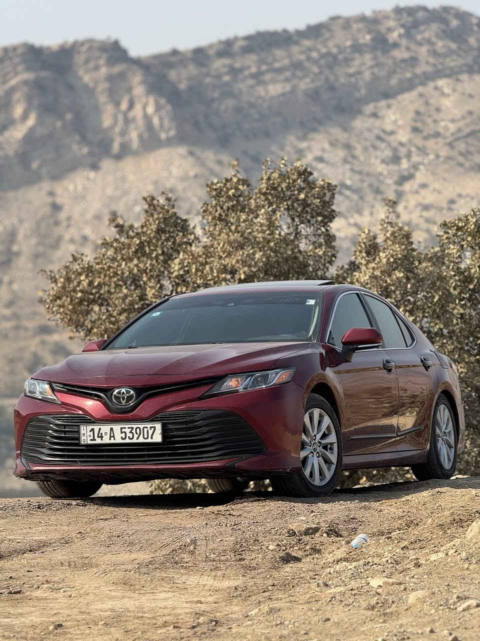 كامري مديل2018 LE وارد امريكي  حادث امامي مذكور بصورة سطحي بدون دواخل كفاله لغد وشاصي بدون اي ضرر خارجي. بقية سيارة كفاله عامة سيارة نضيفه واستخدام شخصي  ماشيه السيارة 113محرك معروف 2.5 كير AT يجي 8 نمر محرك وكير كفاله سيارة بعده بلادية وجاهزة من كل نواحي عده الدعامية لامامية يتحتاجلة ترتيب  
مواصفات السيارة/
فتحة سقف
كشن كهربائي 
حساسات خلفية امامية
نقط عمياء 
رادار 
المحافظة ع المسار
دخول ذكي 
شاشه جبيرة 
جميع الحساسات بسيارة تشتغل والعينة بدون اي كلووب مشتغل بيه سيارة بلادية من كل نواحي ودهن اصلي  وسيارة مال بيت استخدام شخصي فقط 
سيارة رقم بصرة هزة وسنويه جديدة ورقم الدولي جديد. وتحويل فقط بدون وكاله. فقط تحويل 
البصرة ابي الخصيب 
السعر المطلوب 175 وبيه مجال لطيبين 
***********
