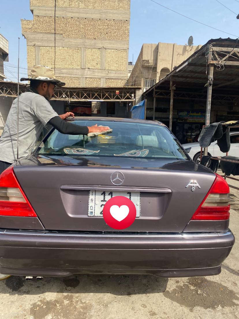 سلام عليكم شونكم شباب 
مارسيدس بيبي شبح c220/1995 رقم بغداد دولي 
سنوية وهزة جدد مصبوغة عام جمالية داخل جلد محرك بلاد خراطيم 4 سلندر كير أوتوماتيك
لايت زنون 
سنترلوك جديد  
جام كهرباء
السعرب58 وبيها مجال حگ الچية بيع او مراوس ب جيب نظيفة وكون رقم بغداد 
*********** واتساب
