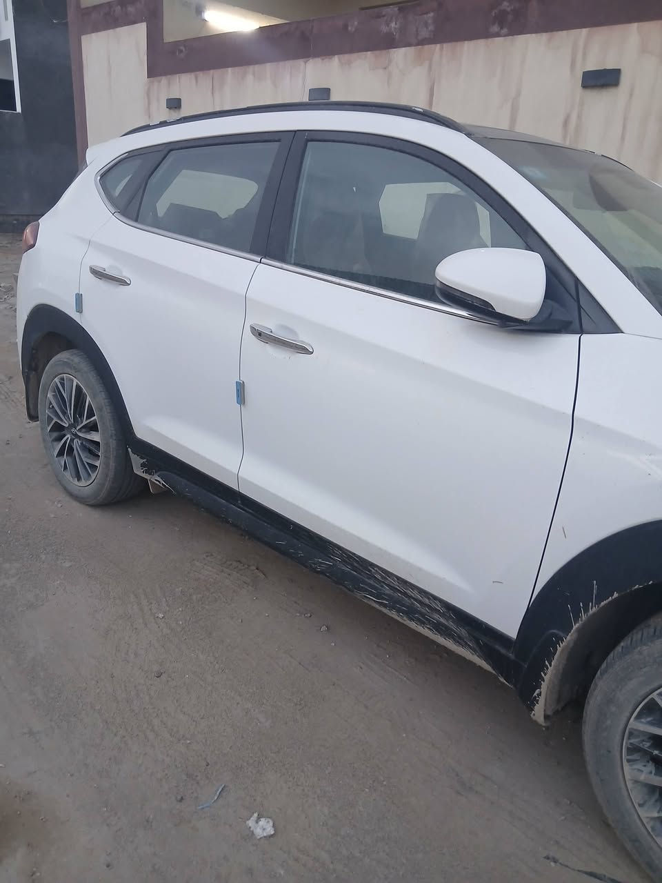 للبيع توسان موديل ٢٠١٩ جديده بمعنى الكلمه خليجي الكاصد بالحله بدون ضربه ولاشخوط بسمي سنويه جديده للاتصال *********** حله محرك ٢٠٠٠اللون ابيض
