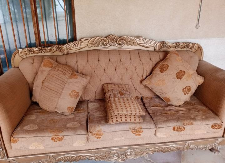 قنفات كويتيه كلش نضيفه عددهن 3  طول القنفه مترين ونص سعرهن ٢٦٠ وبيهن مجال لتواصل ***********
